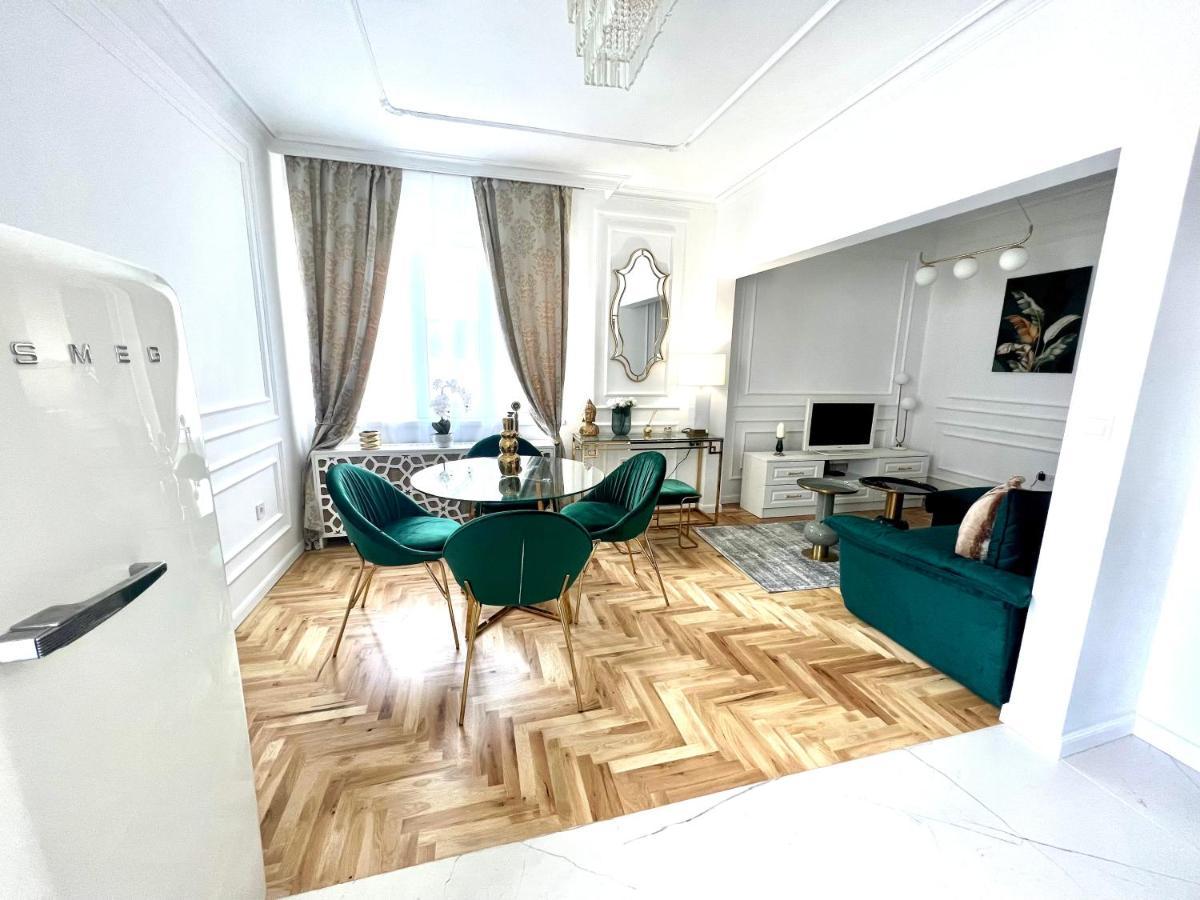 Center Luxury